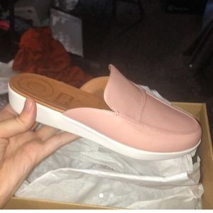 New in Box Fitflops size 5 serene apple blossom shoes ($110 retail) 🍎